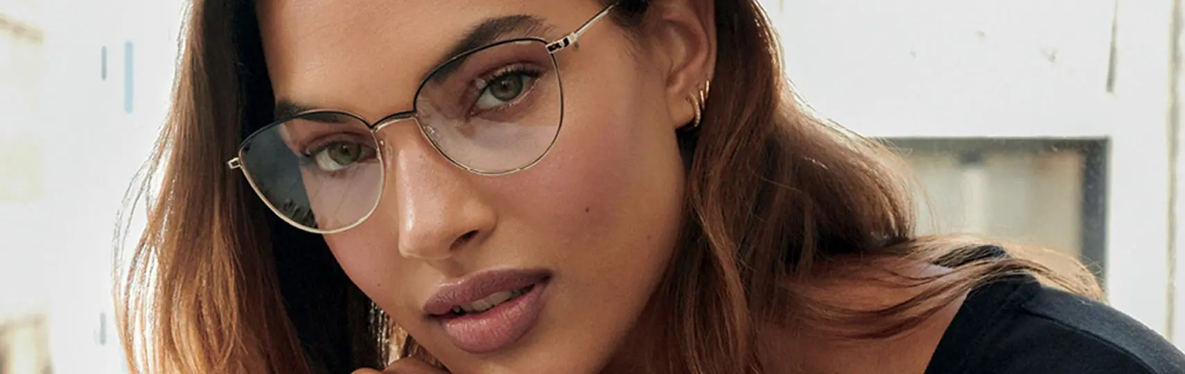 modelo con vestimenta de estilo urbano vistiendo anteojos DKNY en acetato translúcido de diseño moderno