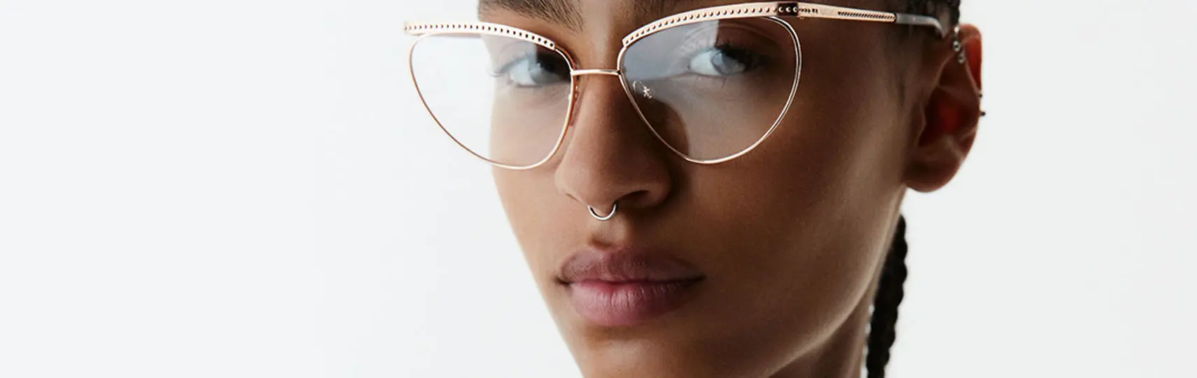modelo femenina usando anteojos MAX & Co. de silueta ojo de gato en acetato translúcido con sutil bloque de color