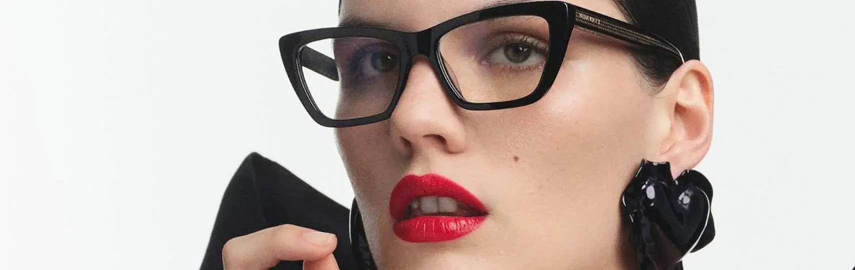 modelo vistiendo prendas de alta costura luciendo anteojos Nina Ricci de bordes suavizados