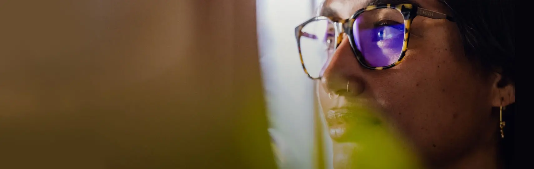 modelo de vestimenta deportiva de montaña usando anteojos Smith Optics ovalada